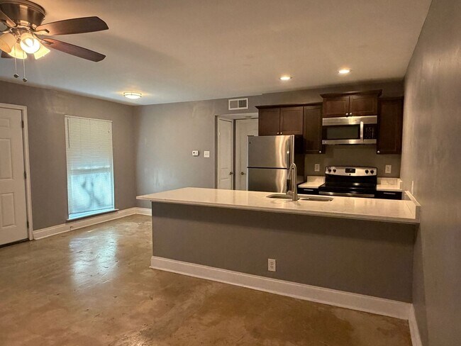 Building Photo - Fully Renovated 1-Bedroom Apartment in Alamo Heights ISD