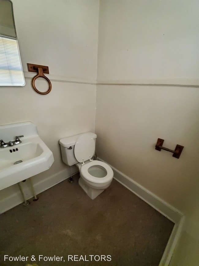 Building Photo - 1 br, 1.5 bath House - 2613 Guyer St