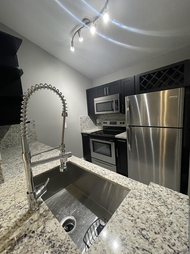 Building Photo - 2820 N Oakland Forest Dr