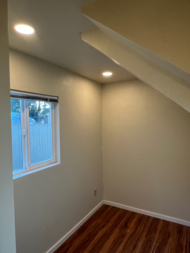 Bonus room, unfurnished (showing new dimmable LED recessed lighting) - 525 NE 86th St