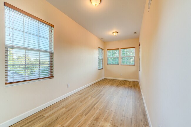 Building Photo - 1140 Collingwood Dr