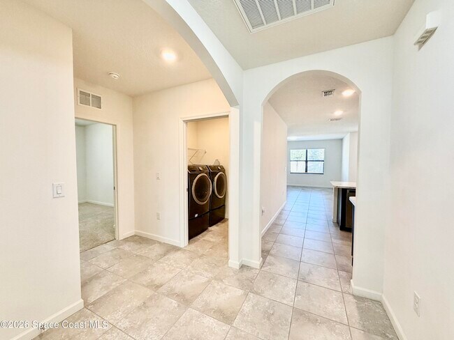 Building Photo - 388 Coyote Dr