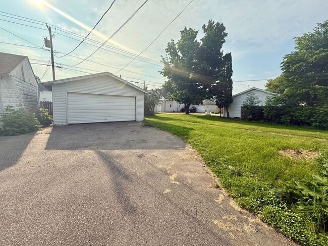 Building Photo - 915 S 3rd Ave