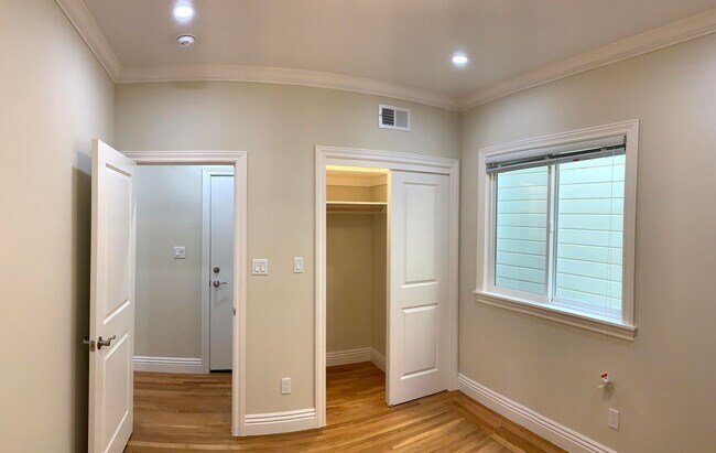 Building Photo - 423-425-425 11th Ave