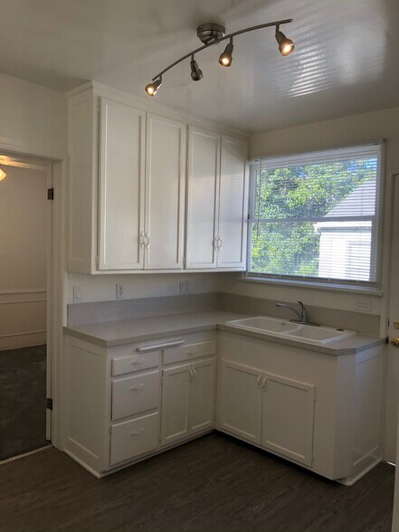 Building Photo - 609 Kelton Ave