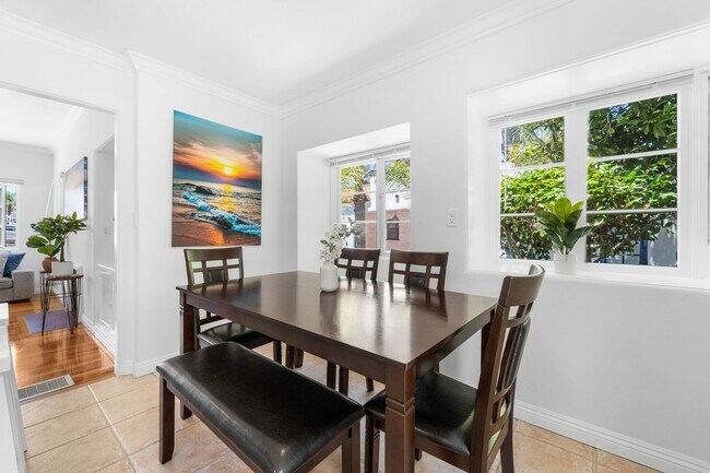 Building Photo - Charming 2 Bed 1 bath "fully furnished monthly rental" in La Jolla Village.