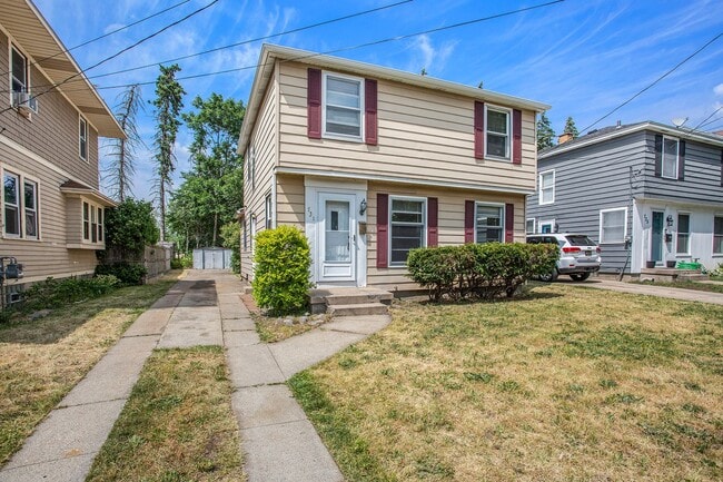 Building Photo - AVAILABLE MID-JULY!! 3 Bedroom, 1.5 Single...