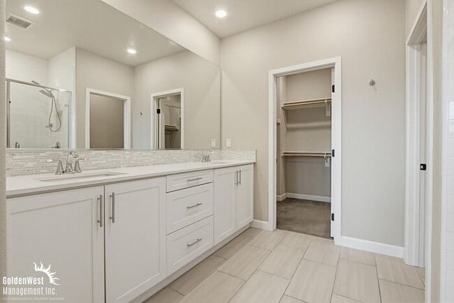 Building Photo - Bright & Modern 3Bdm 2Ba Townhome in Vista!