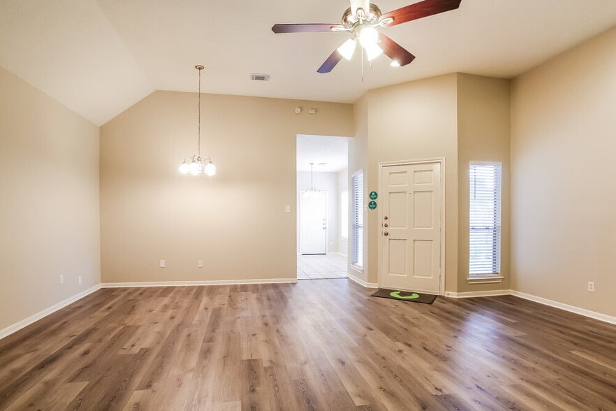 Building Photo - 6615 Bluebottle Ln