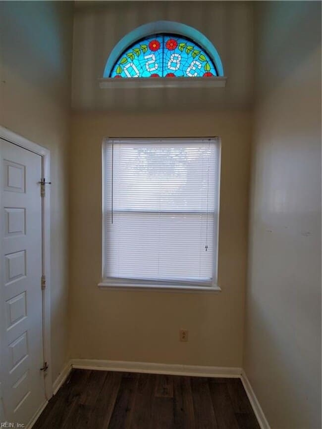 Building Photo - Three story townhouse in centrally located...
