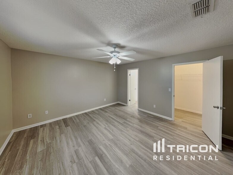 Building Photo - 1707 Ashwood Cir