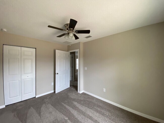 Building Photo - Desirable SW Ocala Neighborhood 3/2/2 *WON...