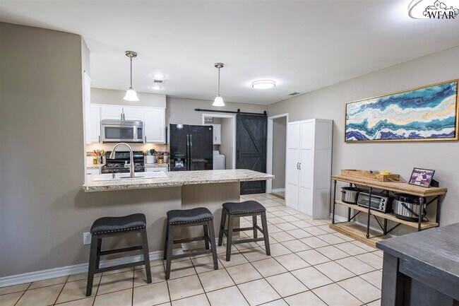 Building Photo - 4925 Big Bend Dr