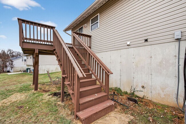 Building Photo - Charming 3 Bedroom with Garage!