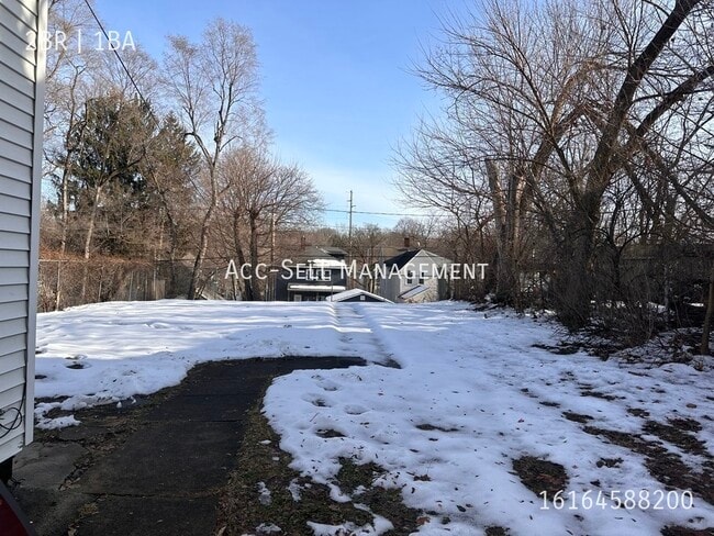 Building Photo - 836 Coit Ave NE