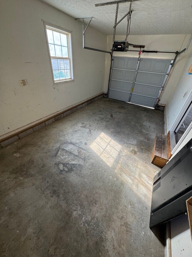 Building Photo - 1211 Redbud St