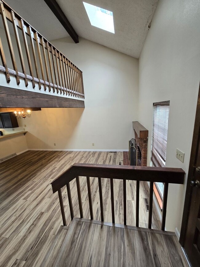 Building Photo - Stunning Townhome with Prime Location and ...