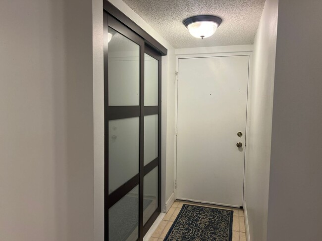 Building Photo - Furnished 2 bedroom 2 Bath condo in a Wond...