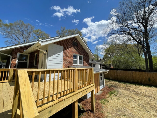 Building Photo - 5 Locust St NE