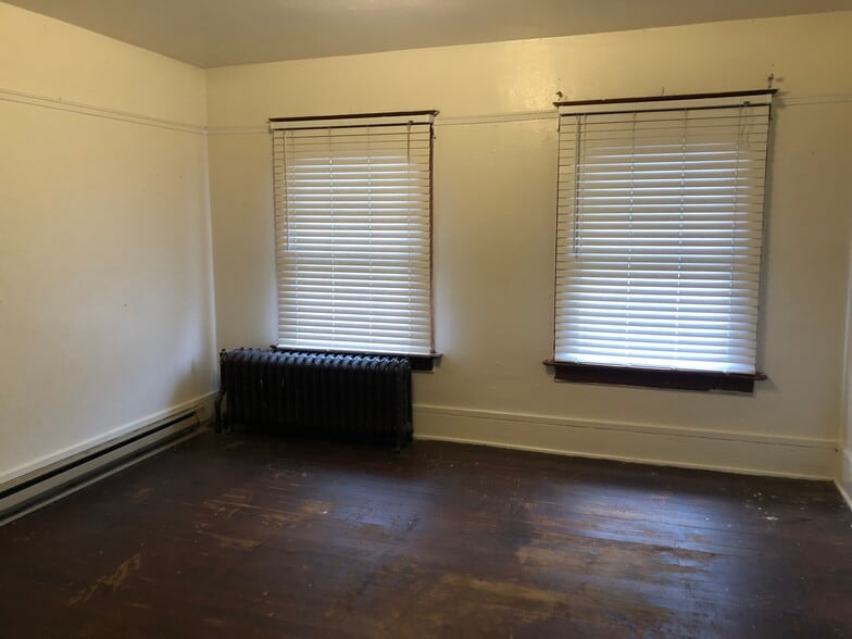 Building Photo - 400 NE Oak St