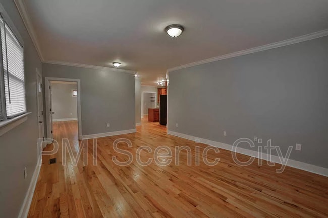 Building Photo - 513 Lytle St
