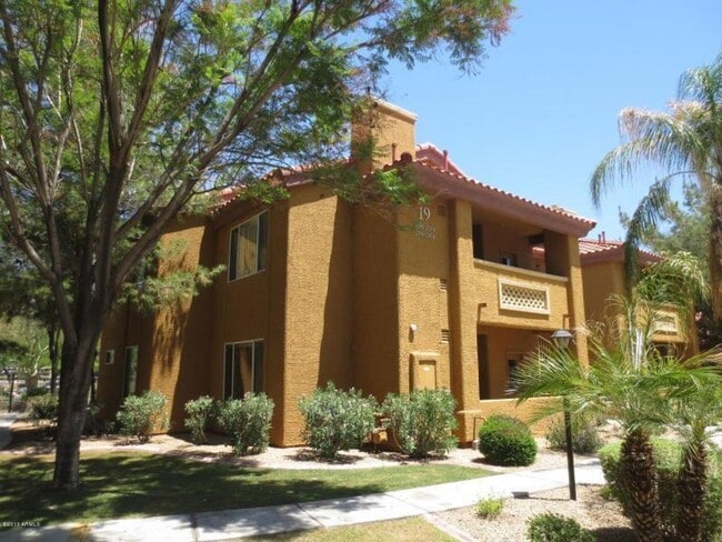 Building Photo - Charming 1 Bed 1 Bath Lower Level condo ++ Community Pool/SPA++Fitness Room