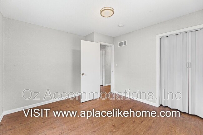 Building Photo - 1105 W Elm Terrace
