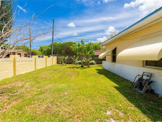 Building Photo - 6320 SW 58th Pl