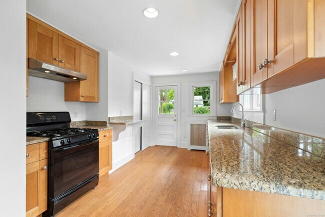 Building Photo - 290 Soundview Ave