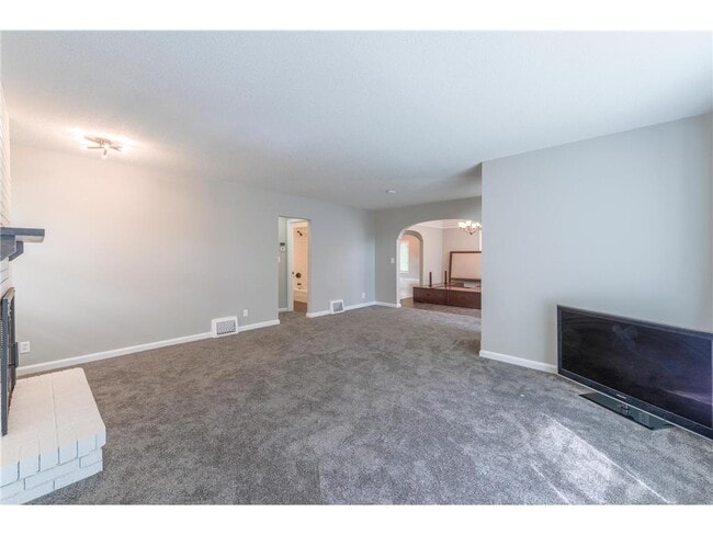 Building Photo - 11020 W River Rd