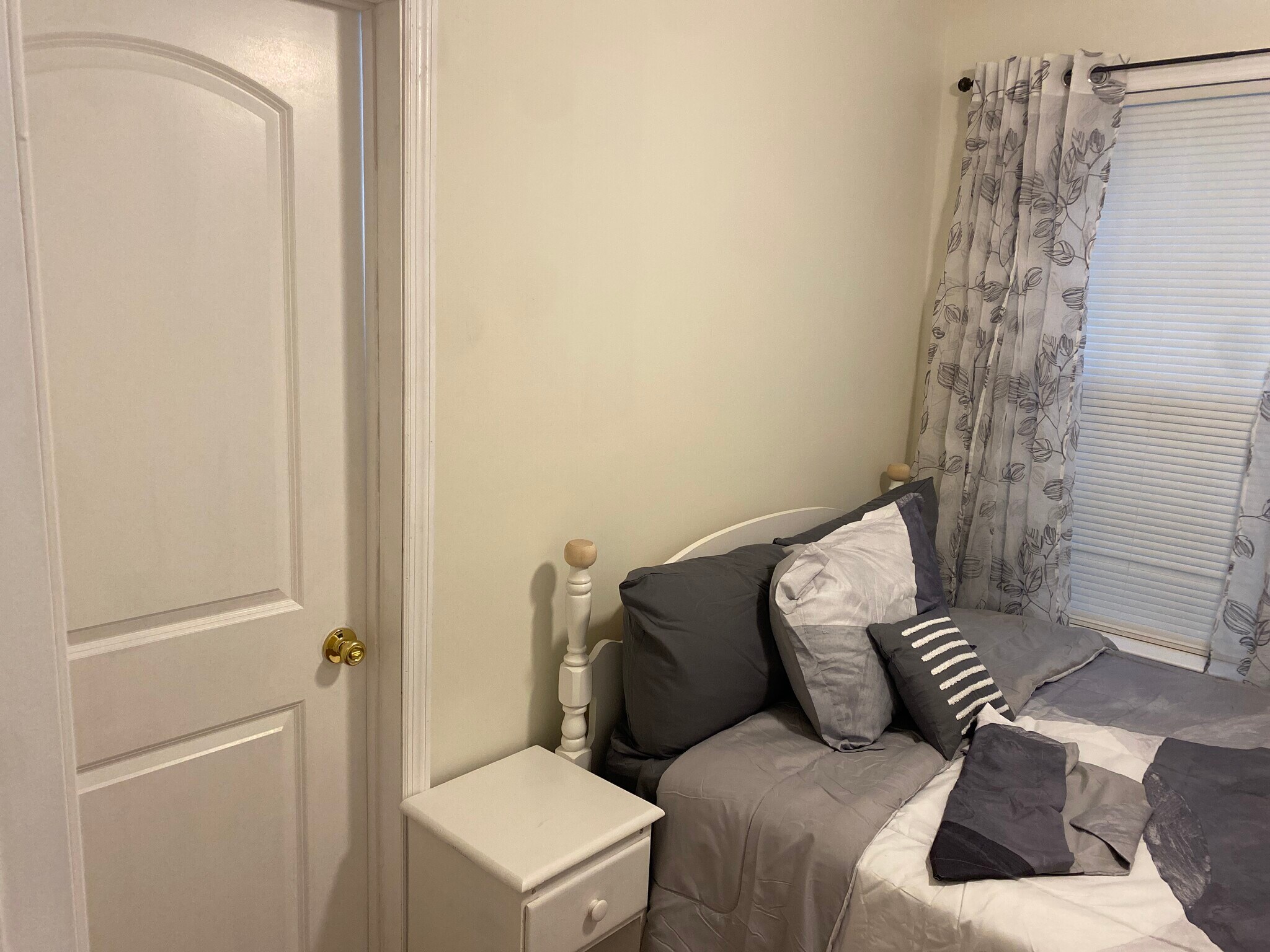 Building Photo - 825 Forest Lake Dr S