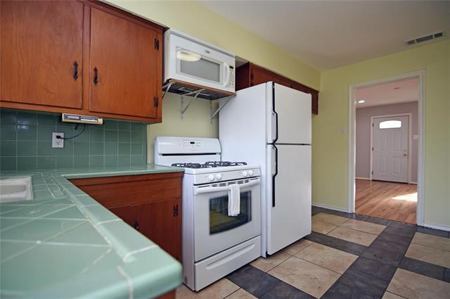 Building Photo - 2325 Kingswood Dr