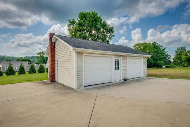 Building Photo - 4221 Maplewood St