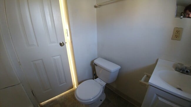 Building Photo - 2 bedroom, 1 bath- House