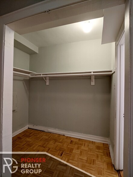 Building Photo - 711 W Belmont Ave