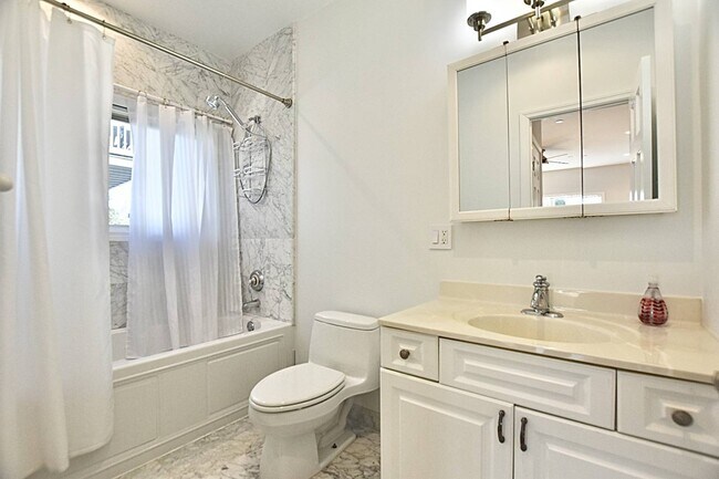 Building Photo - 244 Bowne St