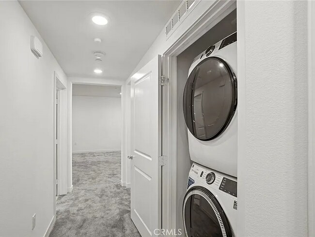 Building Photo - Comfortable Living in a Desirable Area