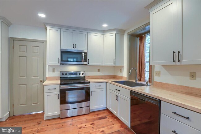 Building Photo - 4551 Colebrook Rd