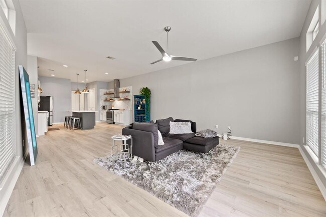Building Photo - 709 N Bayshore Dr