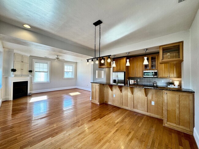 Building Photo - Amazing Garden-Style Condo Available NOW! ...