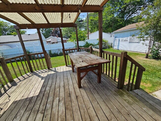 Building Photo - 2 Bedroom, 2 Bath Duplex, Huge Basement with 2-Car Garage – St. Clair Shores