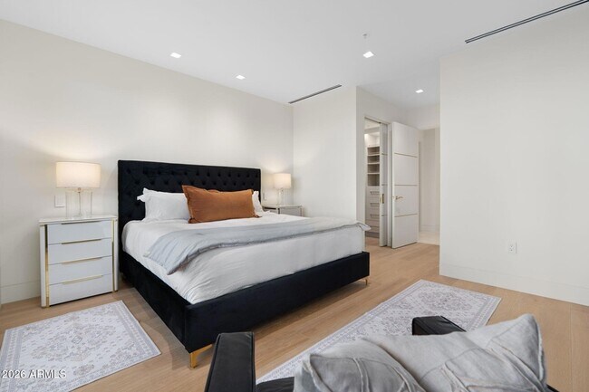 Building Photo - 6587 N Palmeraie Blvd