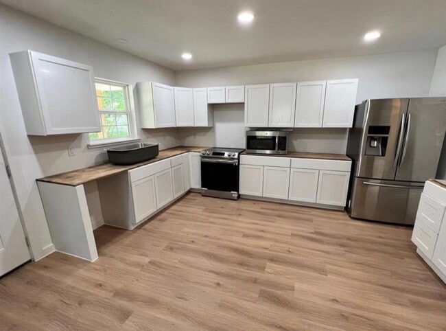 Building Photo - 5880 Beech Dr