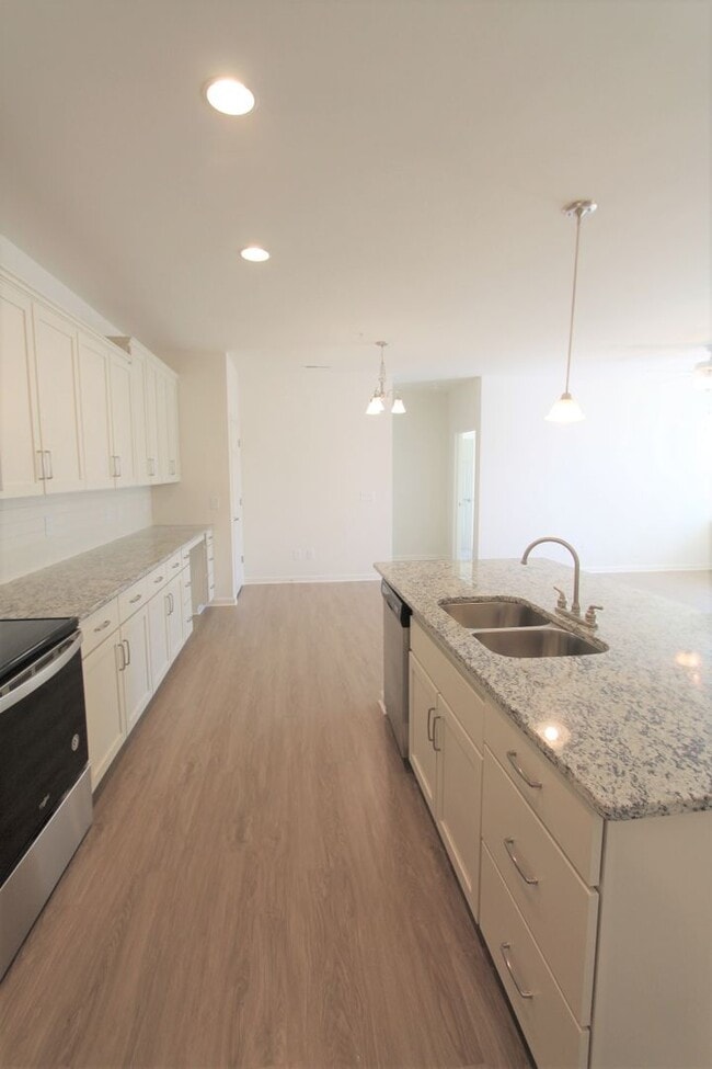 Building Photo - BEAUTIFUL 3BD 2.5 BTH Apartment home RAINTREE - Ballantyne Commons Pkwy - MOVE IN SPECIAL