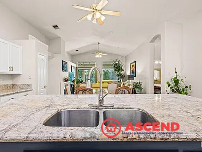 Building Photo - Stunning 4 Bedroom Home Off Brimhall Rd!