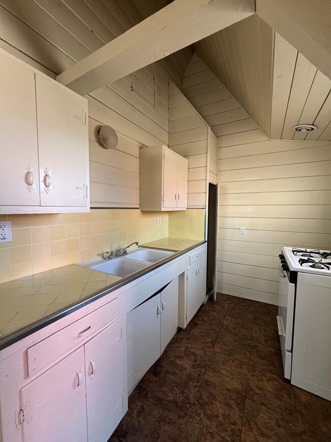 Building Photo - Cozy 1 Bedroom Apartment Located Near Free...