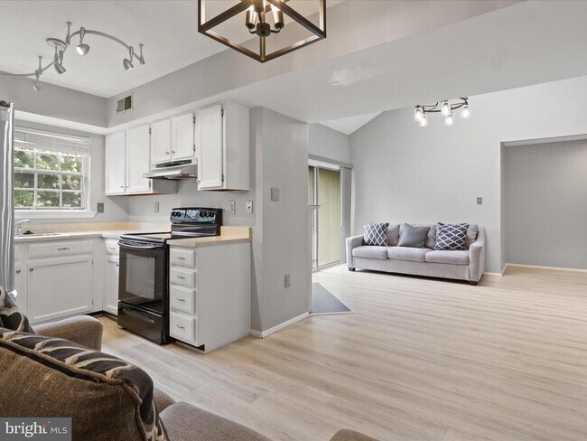 Building Photo - 7737 Inversham Dr