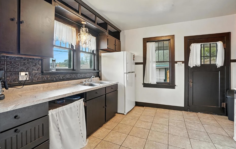 Building Photo - 212 May St