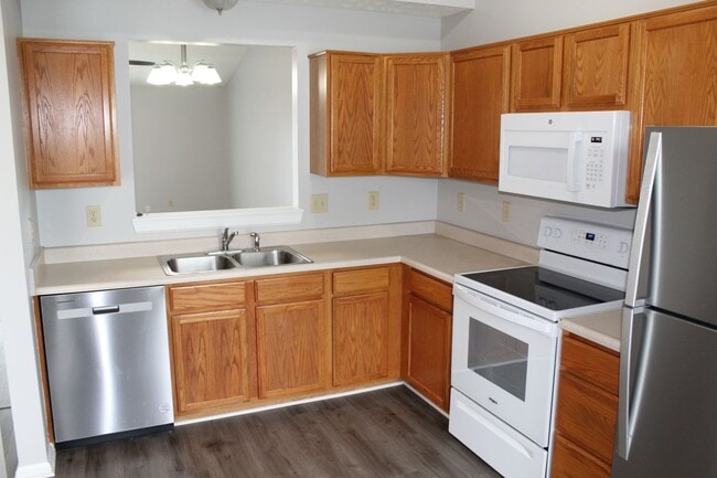 Building Photo - Immaculate 3 Bedroom Ranch in Avon!