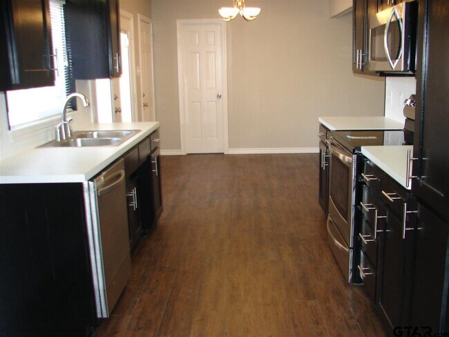 Building Photo - 423 Top Hill Dr